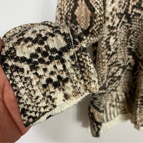 Show me your MuMu python print “Hug me” v neck sweater - Picture 7 of 11